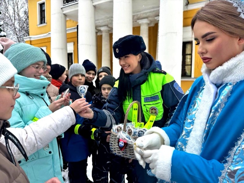 Сотрудники подмосковной Госавтоинспекции  проводят новогодние акции для жителей различных округов Московской области , создавая праздничное настроение