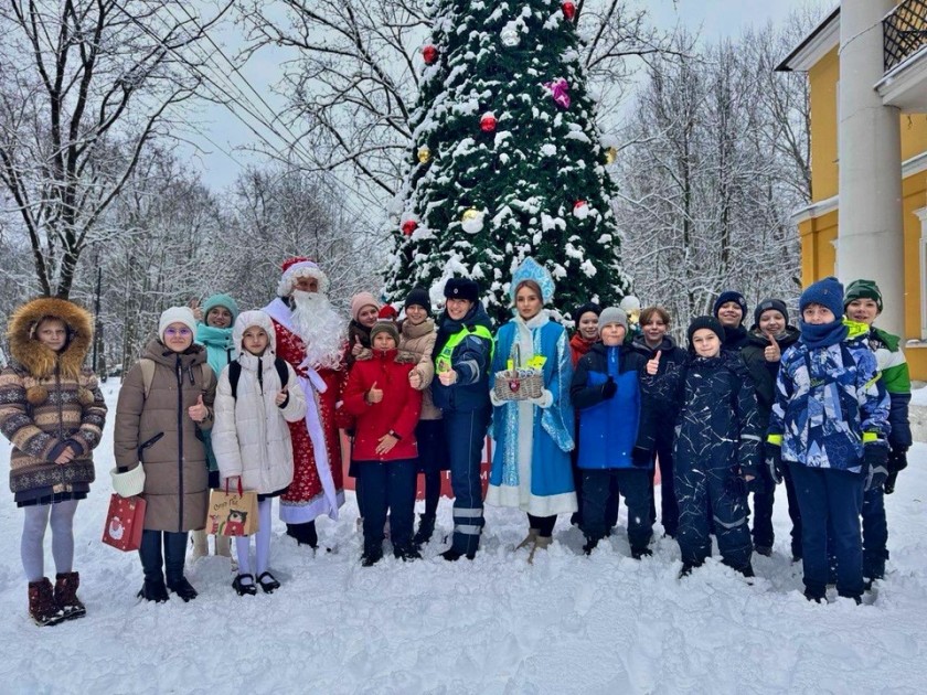 Сотрудники подмосковной Госавтоинспекции  проводят новогодние акции для жителей различных округов Московской области , создавая праздничное настроение