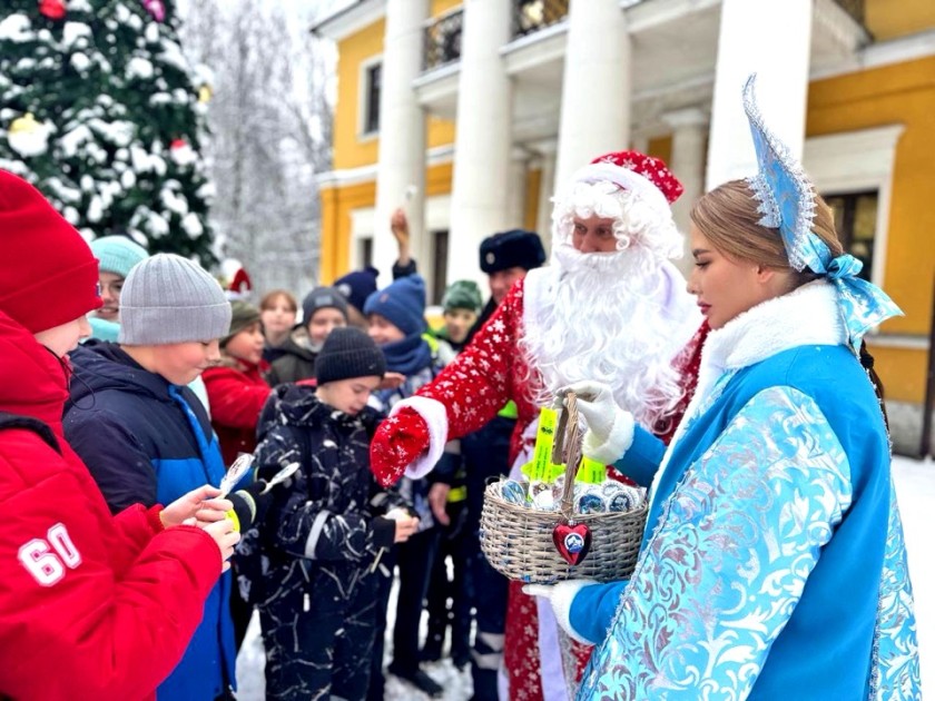 Сотрудники подмосковной Госавтоинспекции  проводят новогодние акции для жителей различных округов Московской области , создавая праздничное настроение