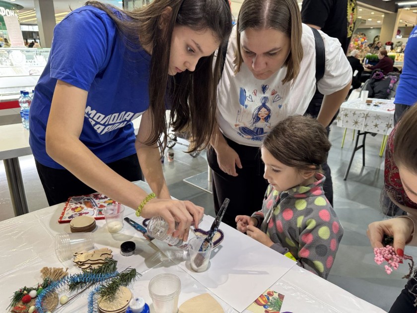 Красногорские партийцы провели ежегодную акцию «Мастерская Деда Мороза» в торговом центре «Красный кит»