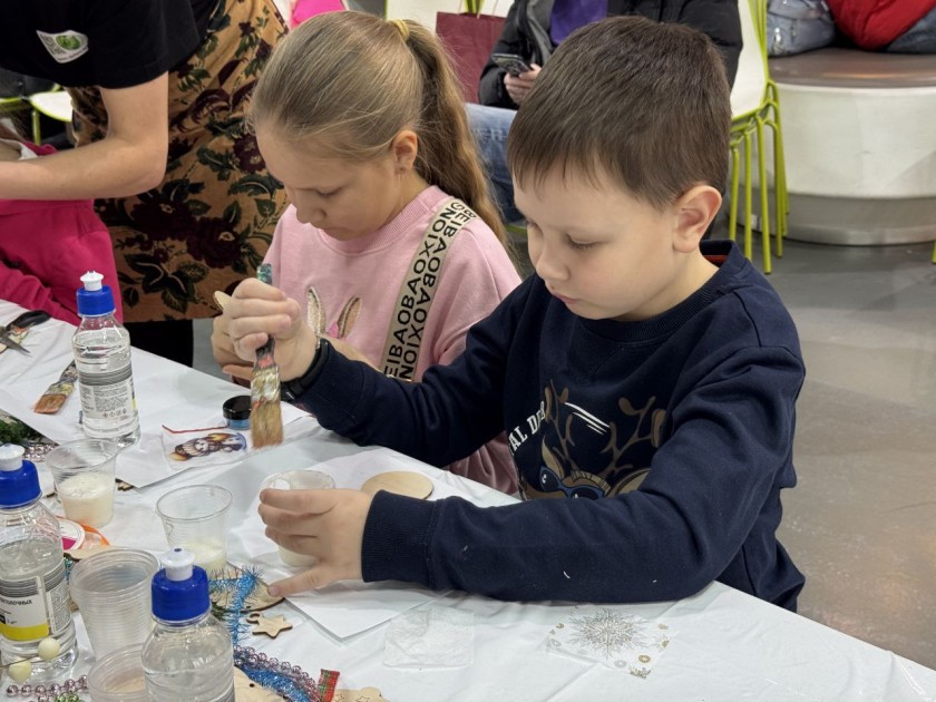 Красногорские партийцы провели ежегодную акцию «Мастерская Деда Мороза» в торговом центре «Красный кит»