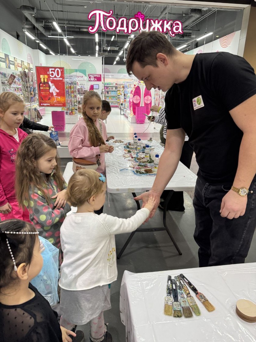 Красногорские партийцы провели ежегодную акцию «Мастерская Деда Мороза» в торговом центре «Красный кит»