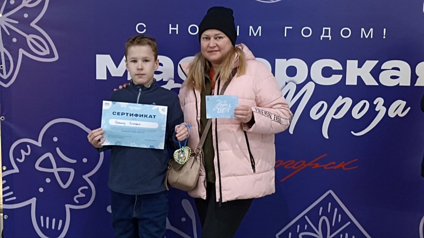 Красногорские партийцы провели ежегодную акцию «Мастерская Деда Мороза» в торговом центре «Красный кит»