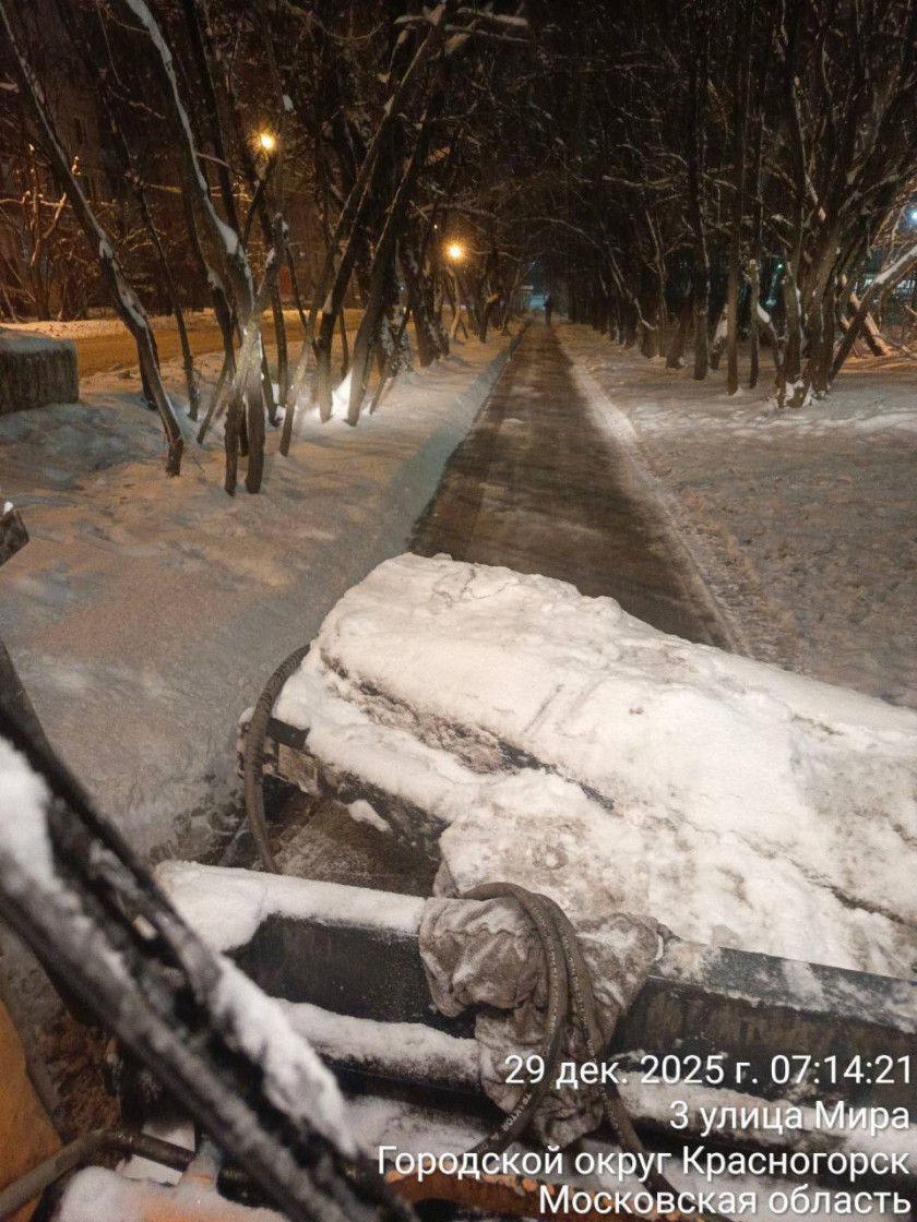В Красногорске коммунальные и дорожные службы работают над ликвидацией последствий продолжительного снегопада. В уборке задействованы свыше 1100 работников служб и более 300 единиц техники