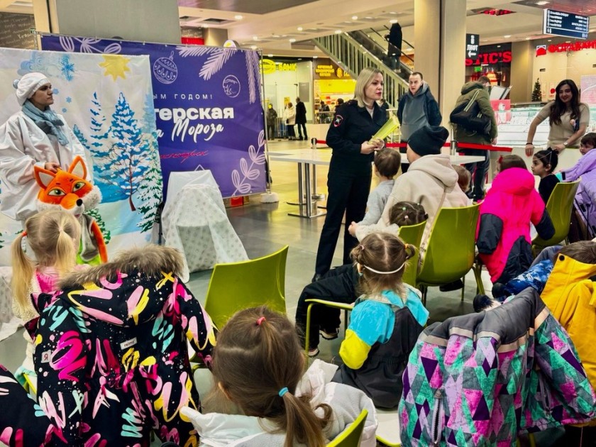 В Подмосковье Госавтоинспекторы проводят правовые ликбезы в преддверии новогодних праздников