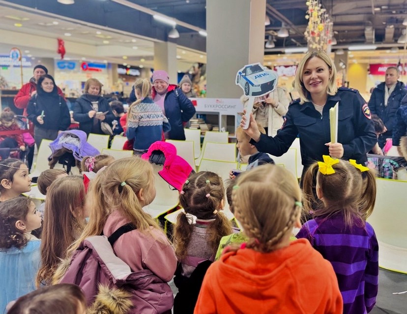 В Подмосковье Госавтоинспекторы проводят правовые ликбезы в преддверии новогодних праздников