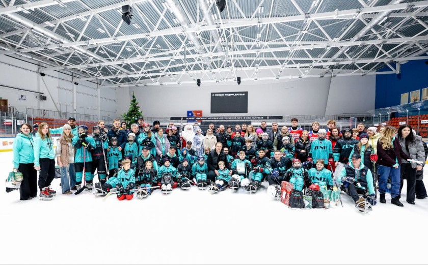 Дмитрий Волков принял участие в акции «Елка желаний» на Арене им. В.В. Петрова