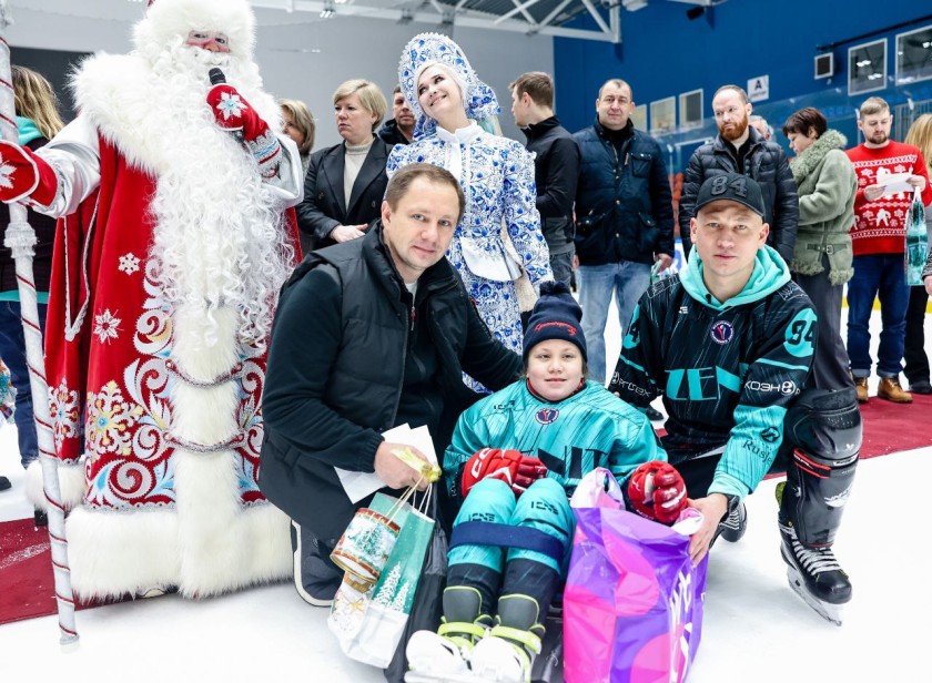 Дмитрий Волков принял участие в акции «Елка желаний» на Арене им. В.В. Петрова