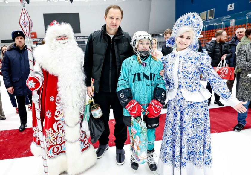 Дмитрий Волков принял участие в акции «Елка желаний» на Арене им. В.В. Петрова