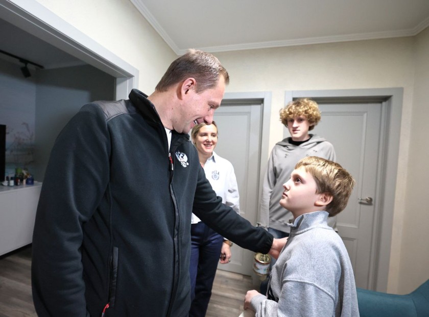 Дмитрий Волков в преддверии Нового года навестил юного героя – 10-летнего Глеба