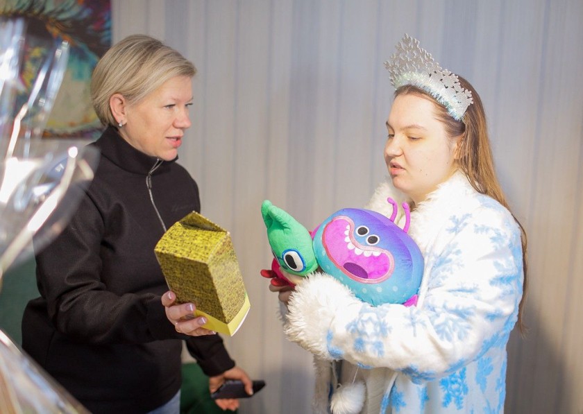 Первый заместитель главы городского округа Красногорск Наталья Тимошина поздравила Варю Костылёву с наступающим Новым годом и Рождеством