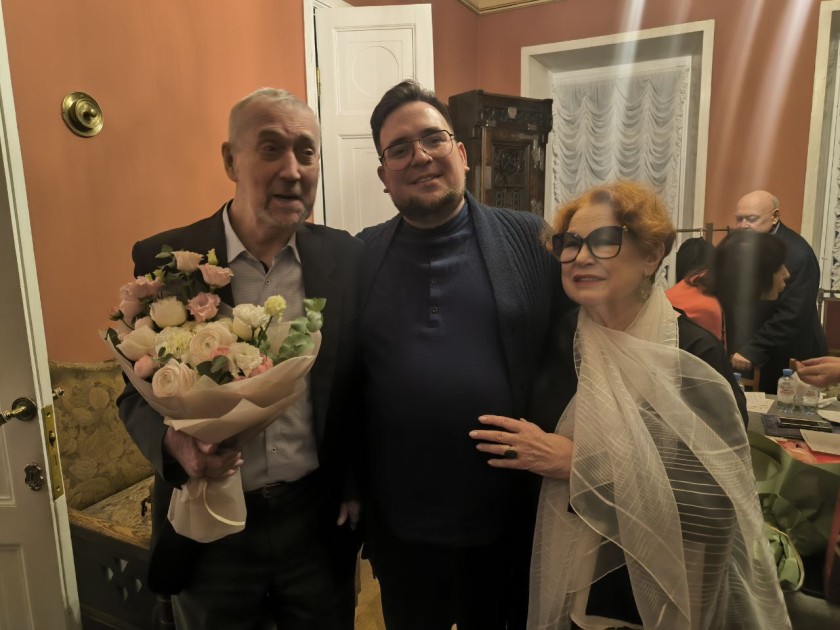 Предновогодний вечер 31 декабря актеры народного коллектива "Литературный театр "Отражение" провели в доме-музее К.С. Станиславского (Леонтьевский переулок, д.6).