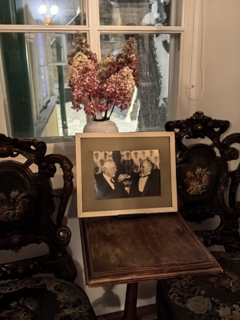 Предновогодний вечер 31 декабря актеры народного коллектива "Литературный театр "Отражение" провели в доме-музее К.С. Станиславского (Леонтьевский переулок, д.6).