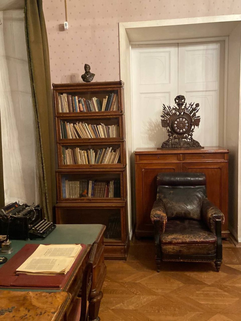 Предновогодний вечер 31 декабря актеры народного коллектива "Литературный театр "Отражение" провели в доме-музее К.С. Станиславского (Леонтьевский переулок, д.6).