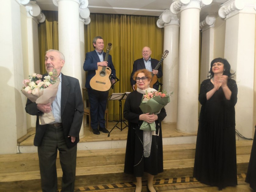 Предновогодний вечер 31 декабря актеры народного коллектива "Литературный театр "Отражение" провели в доме-музее К.С. Станиславского (Леонтьевский переулок, д.6).