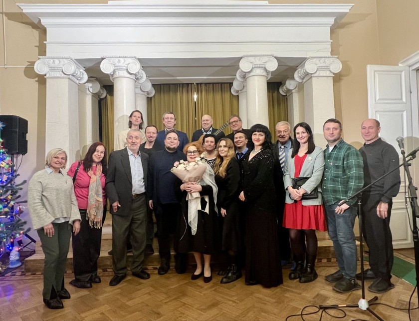 Предновогодний вечер 31 декабря актеры народного коллектива "Литературный театр "Отражение" провели в доме-музее К.С. Станиславского (Леонтьевский переулок, д.6).