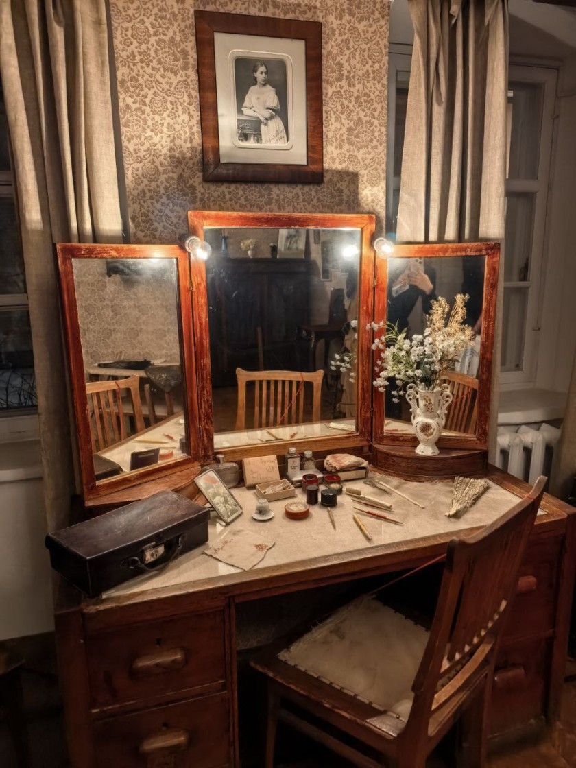 Предновогодний вечер 31 декабря актеры народного коллектива "Литературный театр "Отражение" провели в доме-музее К.С. Станиславского (Леонтьевский переулок, д.6).