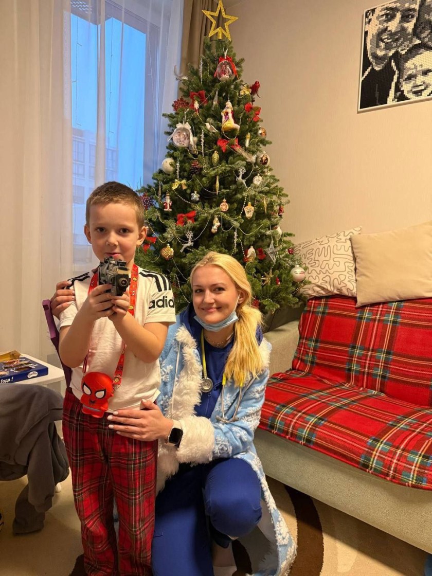 В праздничные дни член Молодежного совета Красногорской больницы и фельдшер скорой помощи Мария Смирнова выезжала к маленьким пациентам в образе Снегурочки