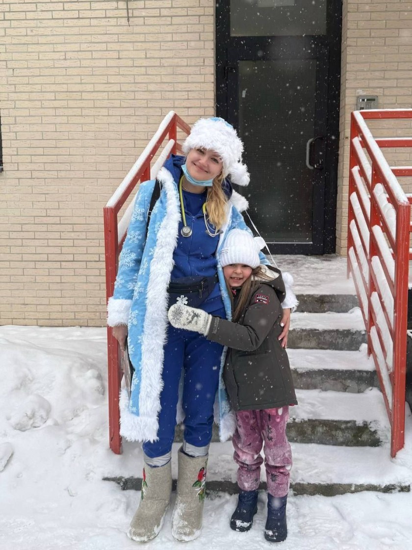 В праздничные дни член Молодежного совета Красногорской больницы и фельдшер скорой помощи Мария Смирнова выезжала к маленьким пациентам в образе Снегурочки