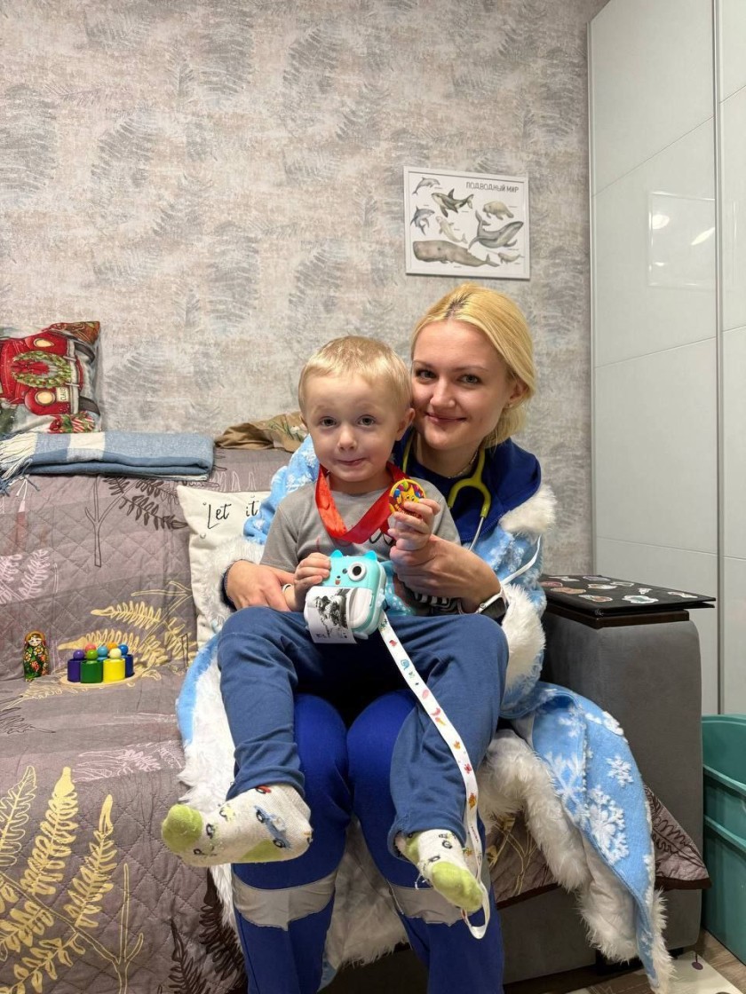 В праздничные дни член Молодежного совета Красногорской больницы и фельдшер скорой помощи Мария Смирнова выезжала к маленьким пациентам в образе Снегурочки