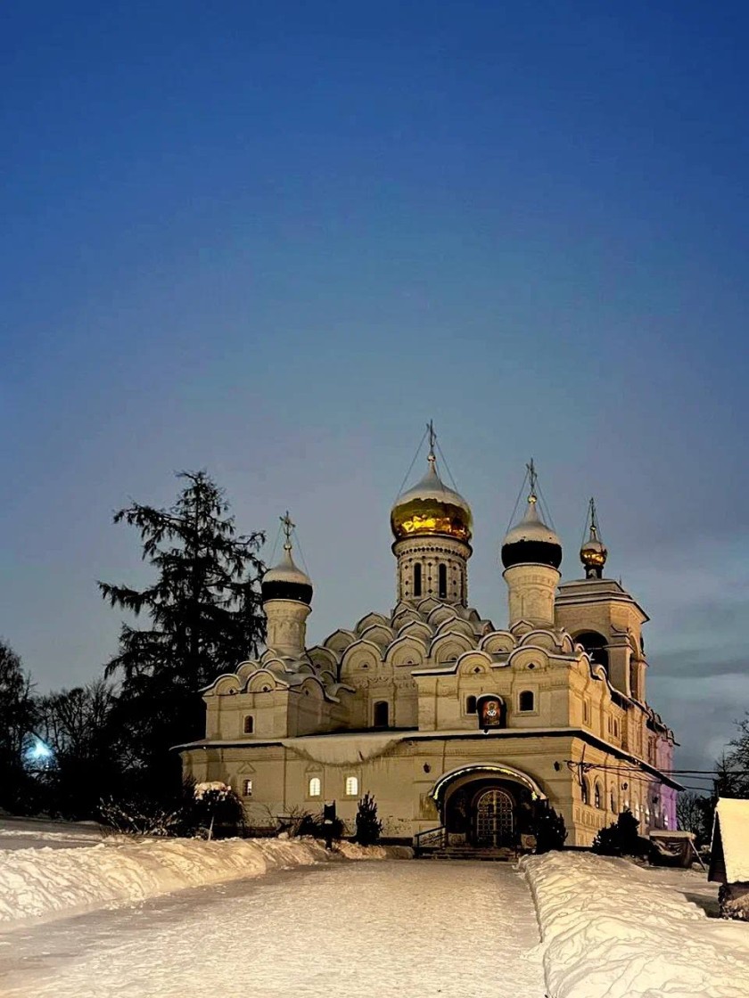 В честь праздника Рождества Христова в храмах проходят богослужения