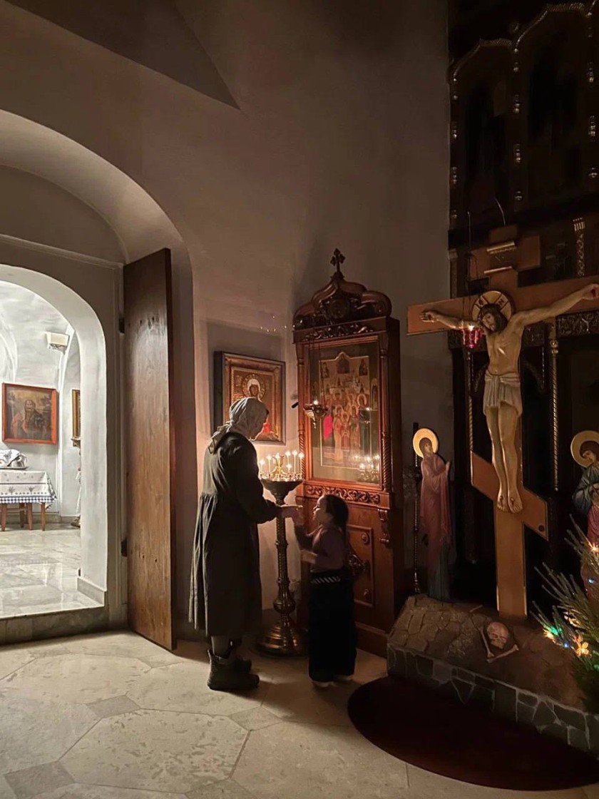 В честь праздника Рождества Христова в храмах проходят богослужения