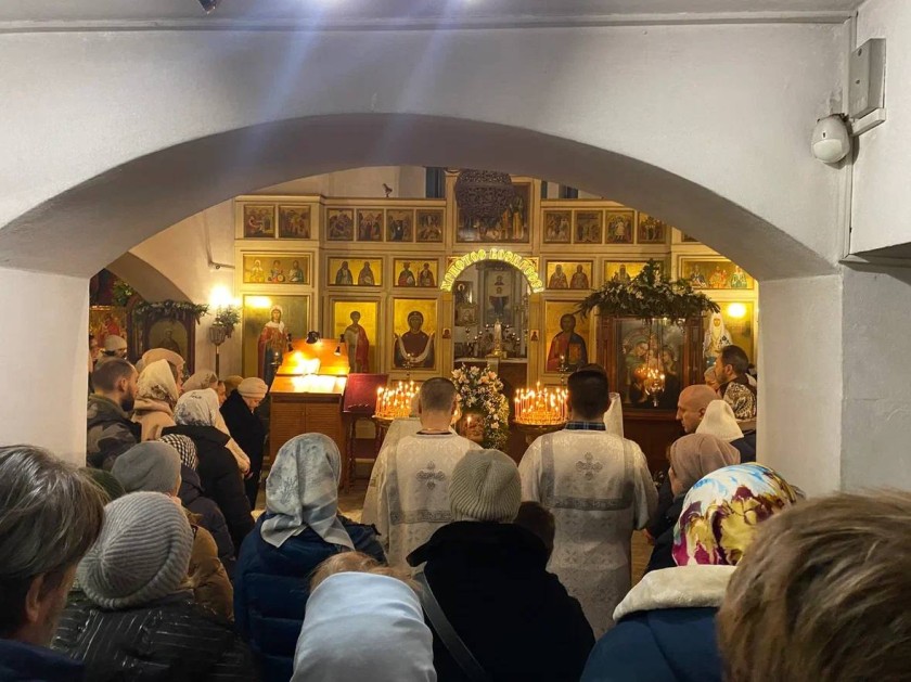 В честь праздника Рождества Христова в храмах проходят богослужения