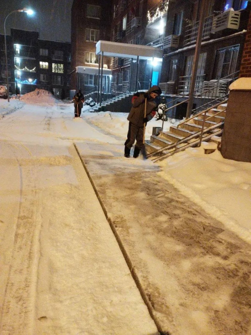 Пока город спит, на улицах кипит работа: городские коммунальные службы вышли  на уборку