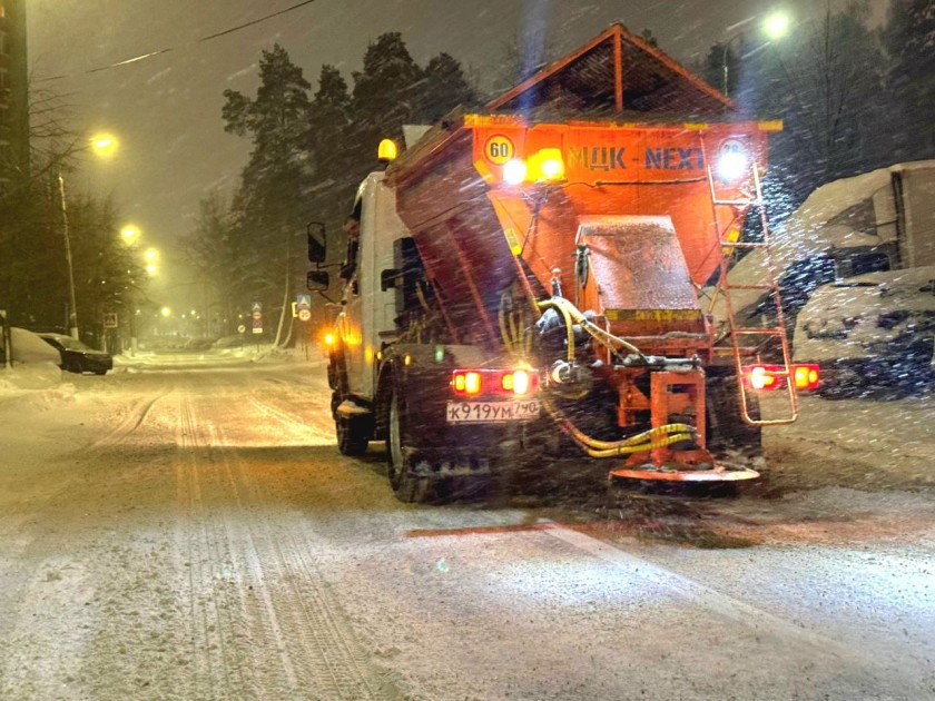 Красногорск борется с последствиями снегопада: с прошлой ночи все службы перешли на круглосуточный график работы