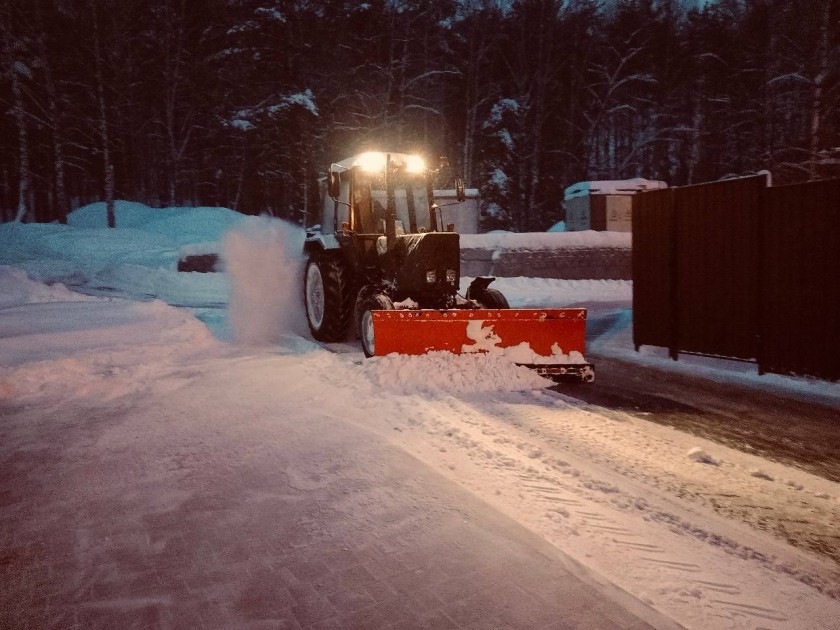 В парках Красногорска с раннего утра ведутся активные работы по уборке снега