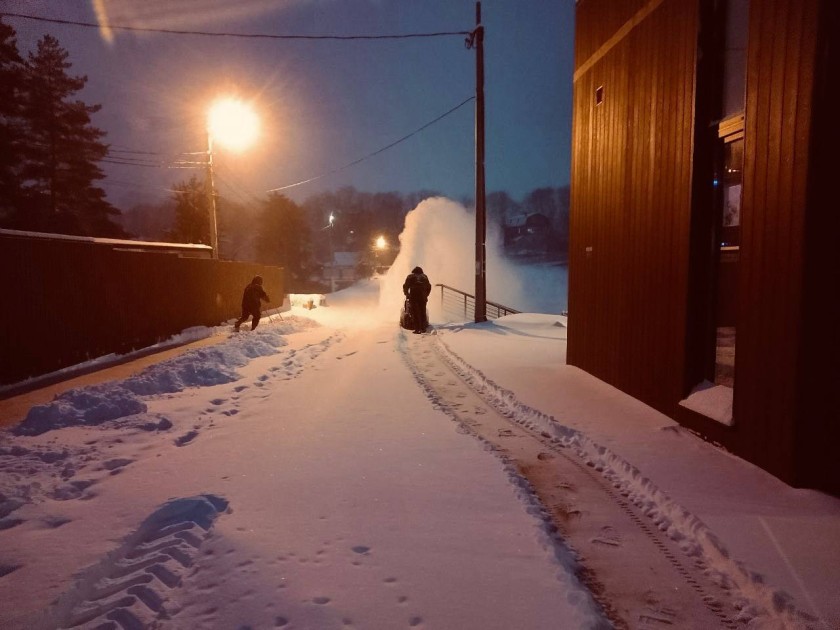 В парках Красногорска с раннего утра ведутся активные работы по уборке снега
