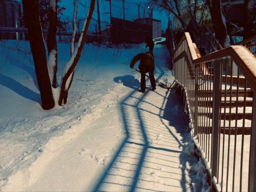 В парках Красногорска с раннего утра ведутся активные работы по уборке снега