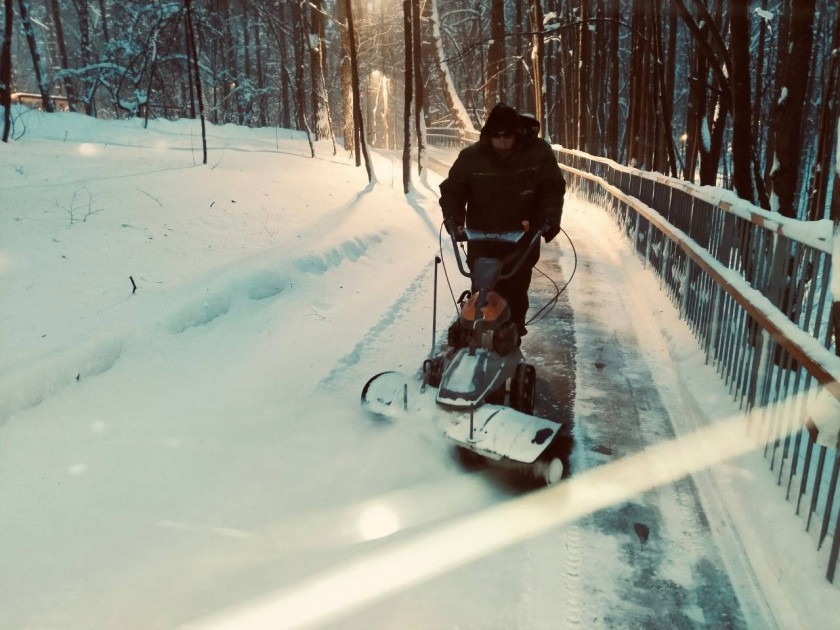 В парках Красногорска с раннего утра ведутся активные работы по уборке снега