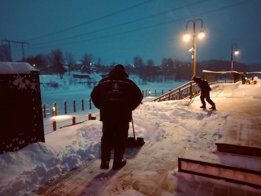 В парках Красногорска с раннего утра ведутся активные работы по уборке снега
