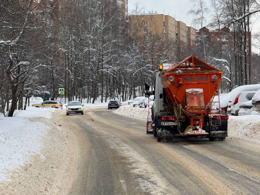 В Красногорске продолжается работа по ликвидации последствий снегопада. Основной приоритет - расчистка дорожно-тротуарной сети, дворов и общественных территорий