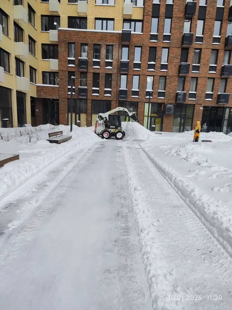 В Красногорске продолжается работа по ликвидации последствий снегопада. Основной приоритет - расчистка дорожно-тротуарной сети, дворов и общественных территорий