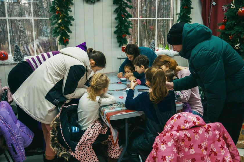 Более 300 маленьких жителей округа пришли в гости к Деду Морозу в Новогодние каникулы