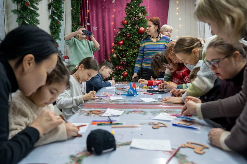 Более 300 маленьких жителей округа пришли в гости к Деду Морозу в Новогодние каникулы