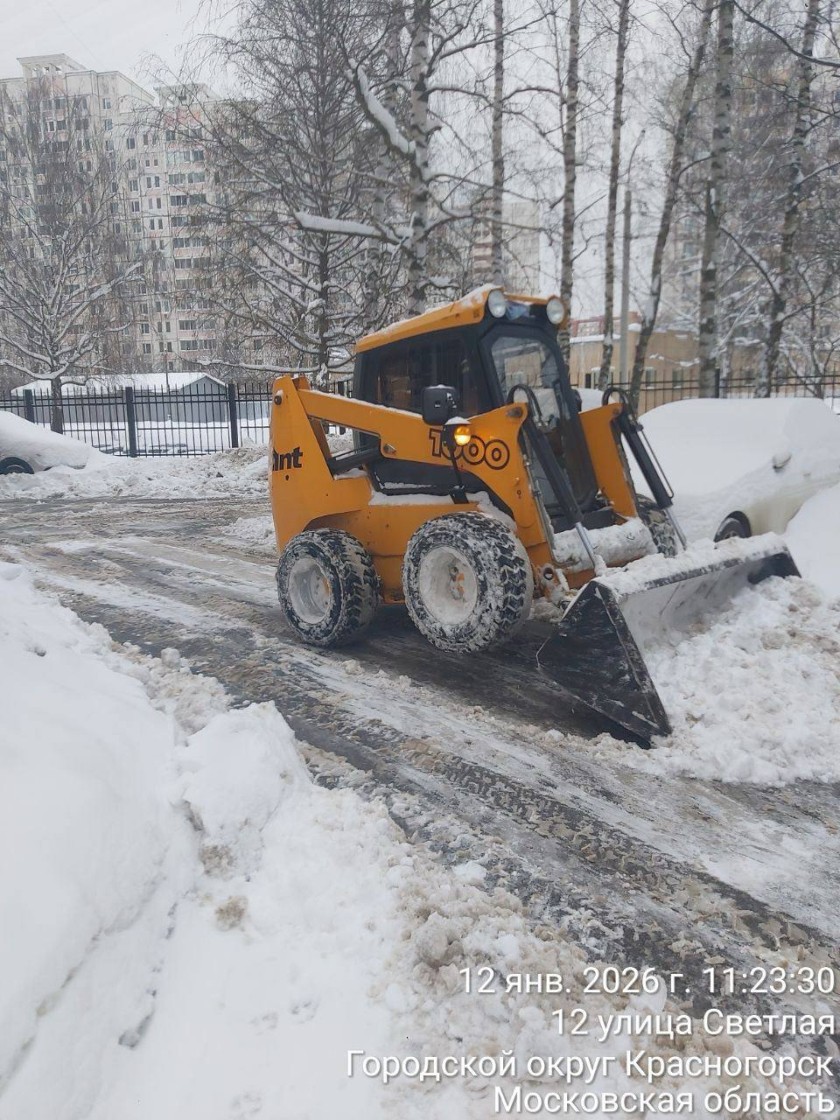 На территории городского округа Красногорск продолжается масштабная уборка снега
