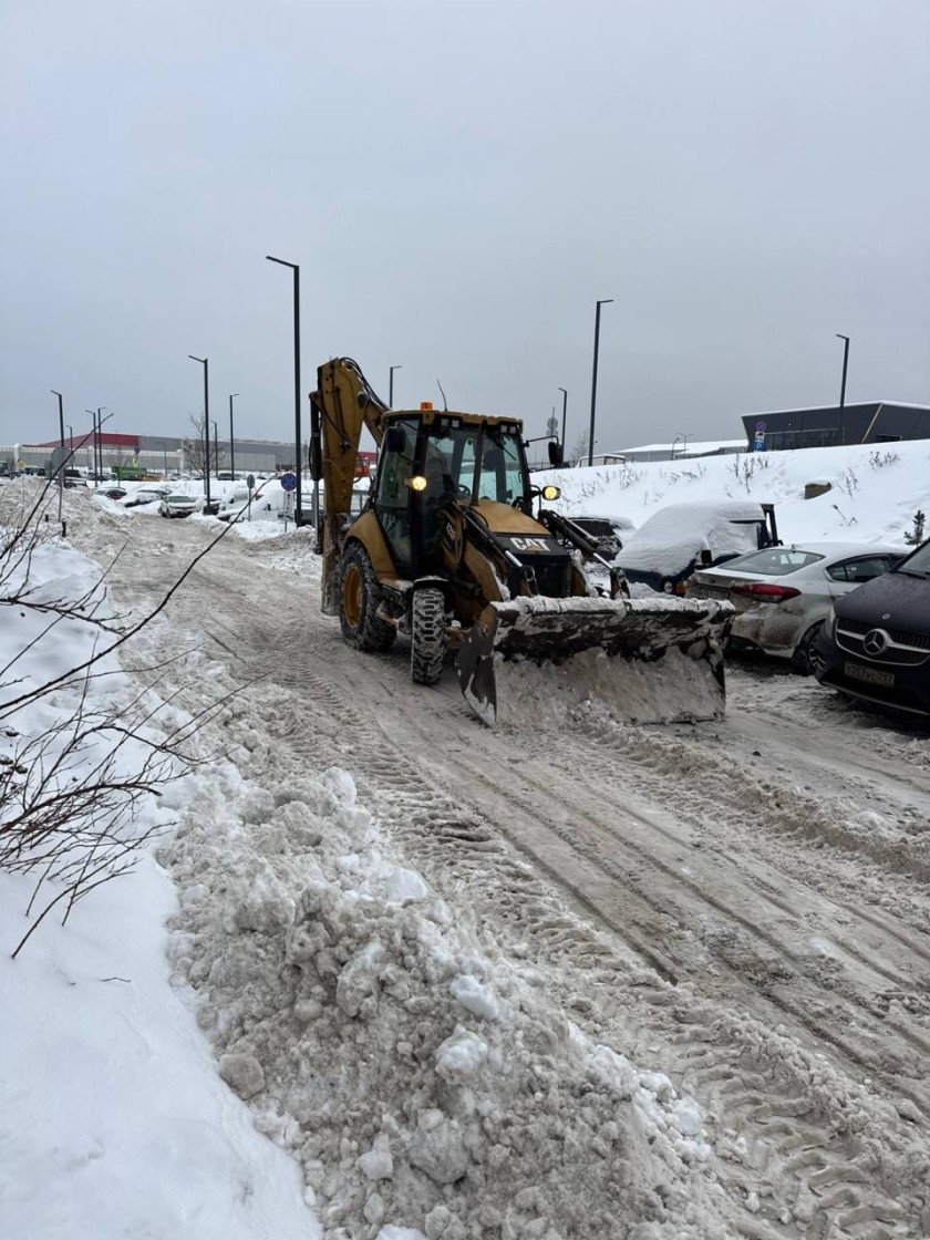 Дорожно-коммунальные службы Красногорска продолжают борьбу со снежными завалами, охватившую весь городской округ. Из-за большого объёма работы уборка ведётся планомерно, круглосуточно, без остановок