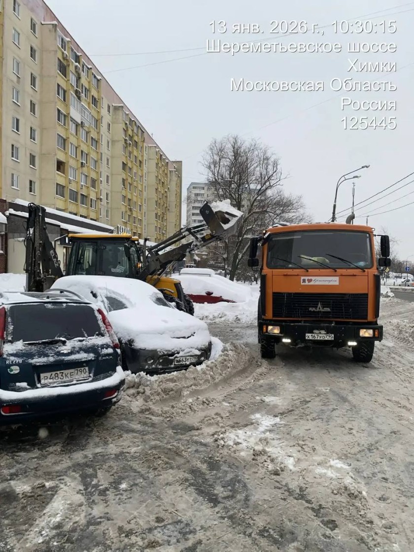 Дорожно-коммунальные службы Красногорска продолжают борьбу со снежными завалами, охватившую весь городской округ. Из-за большого объёма работы уборка ведётся планомерно, круглосуточно, без остановок