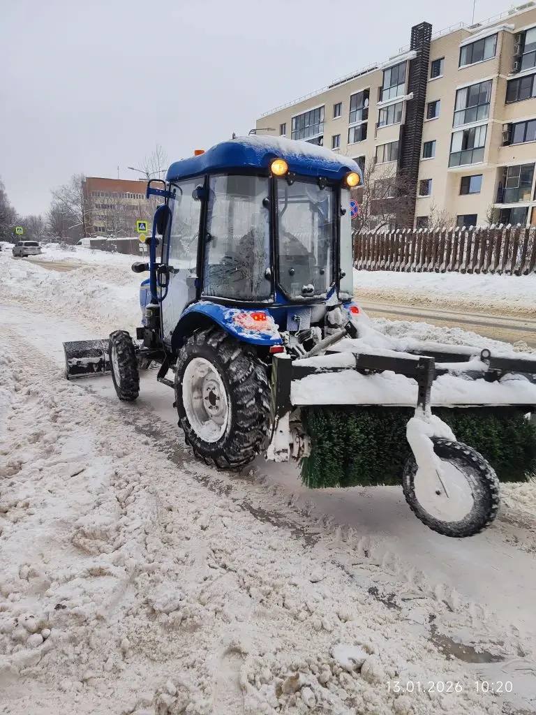 Дорожно-коммунальные службы Красногорска продолжают борьбу со снежными завалами, охватившую весь городской округ. Из-за большого объёма работы уборка ведётся планомерно, круглосуточно, без остановок