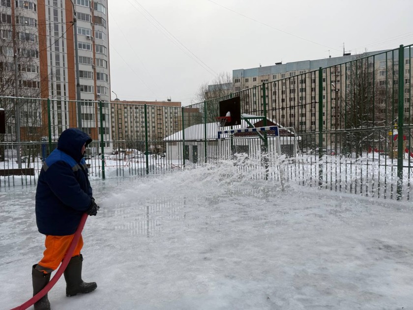 В Красногорске продолжается активная работа по заливке катков