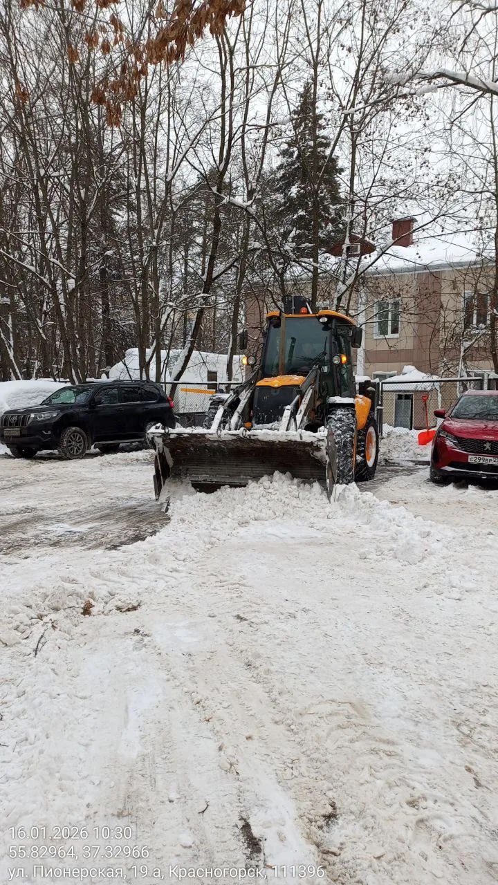На всех территориях округа продолжаются работы по уборке снега. К профессиональным дорожным и коммунальным службам активно подключаются местные жители
