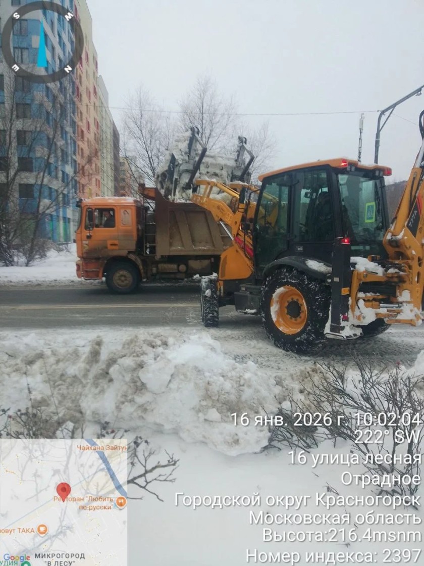На всех территориях округа продолжаются работы по уборке снега. К профессиональным дорожным и коммунальным службам активно подключаются местные жители