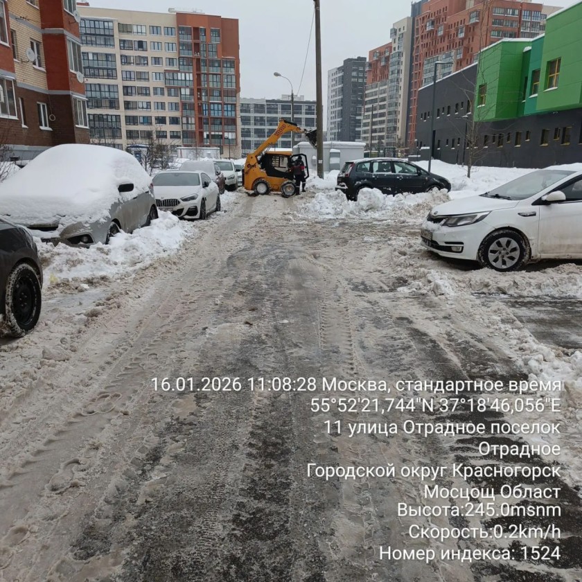 На всех территориях округа продолжаются работы по уборке снега. К профессиональным дорожным и коммунальным службам активно подключаются местные жители