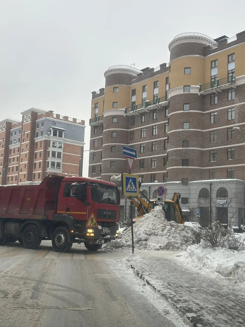 На всех территориях округа продолжаются работы по уборке снега. К профессиональным дорожным и коммунальным службам активно подключаются местные жители