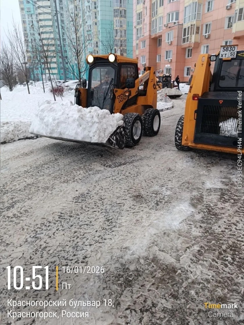 На всех территориях округа продолжаются работы по уборке снега. К профессиональным дорожным и коммунальным службам активно подключаются местные жители