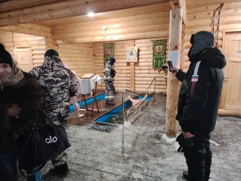 На Патриаршем подворье храма великомученика Димитрия Солунского в селе Дмитровское отмечают православный праздник Крещения Господня 