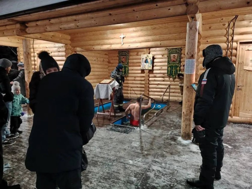 На Патриаршем подворье храма великомученика Димитрия Солунского в селе Дмитровское отмечают православный праздник Крещения Господня 